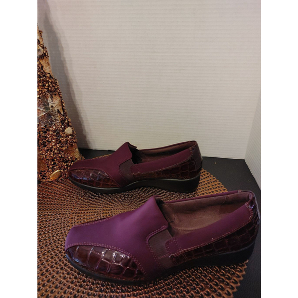 Clarks Daisy Slip Ons Size 9M - Picture 3 of 5